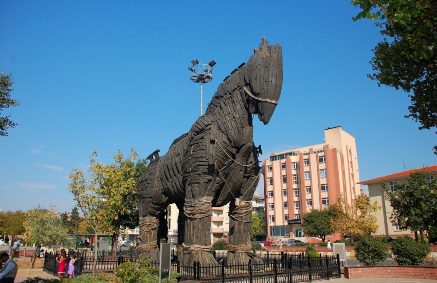 Çanakkale, de Dardanellen en Troje