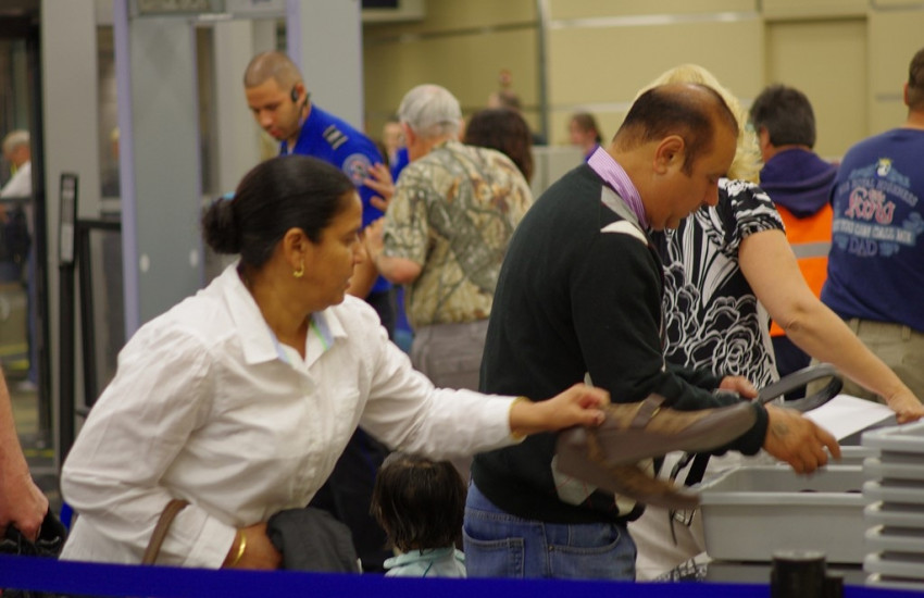 Wacht niet met het uitdoen van je riem, horloge, jas en schoenen