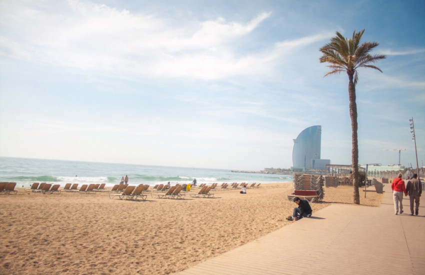 Geniet van de Spaanse zon op een van de stadsstranden
