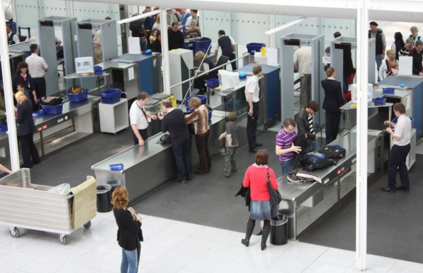 Maak het de veiligheidsagenten niet moeilijk