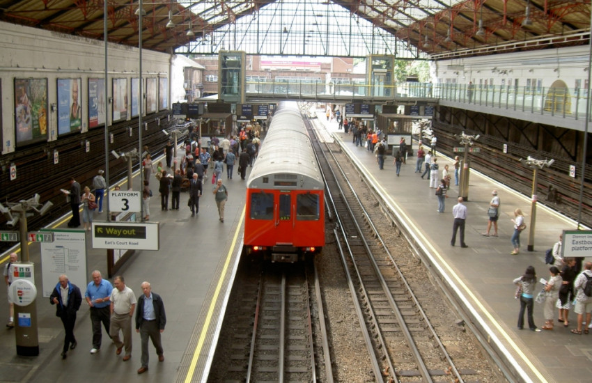 Stap de trein niet op voordat alle passagiers zijn uitgestapt