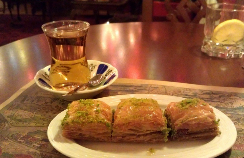 Turks fruit en baklava, met Turkse thee of koffie