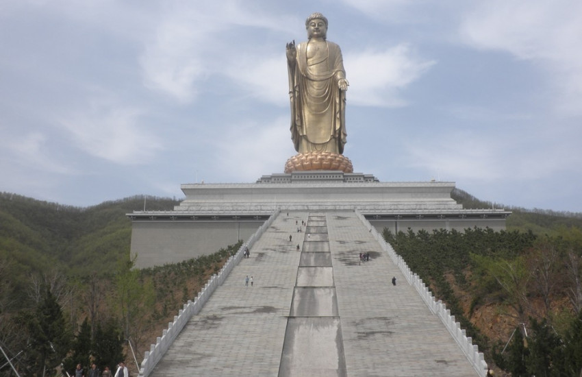 Reus onder de reuzen: De Grote Boeddha van Lushan