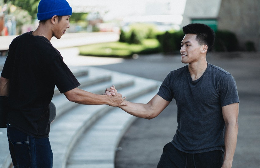 Een stevige handdruk of een coole handshake