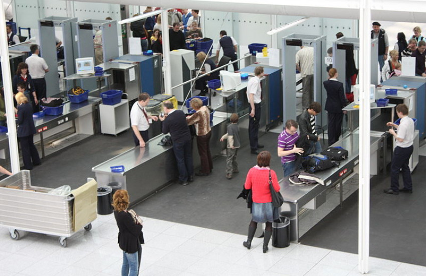 De security in de luchthaven