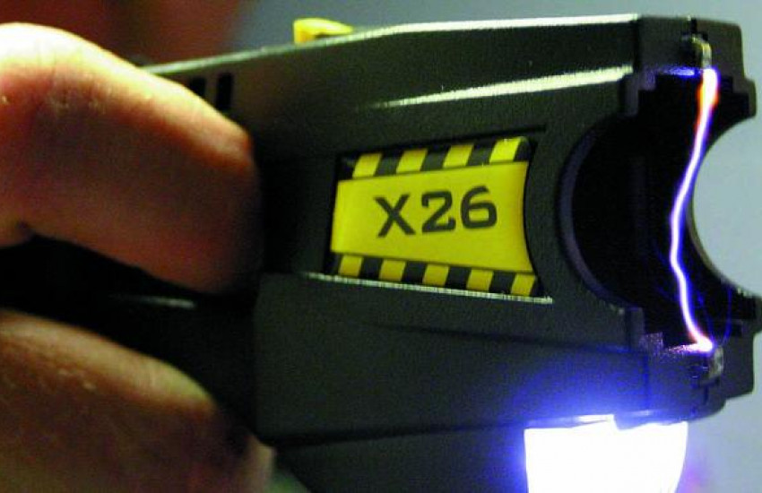 Bij sommige luchtvaartmaatschappijen mag het vliegtuigpersoneel tasers gebruiken