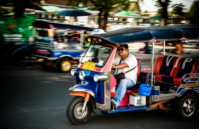 Rondrijden zonder T-shirt in Thailand zal je een boete opleveren