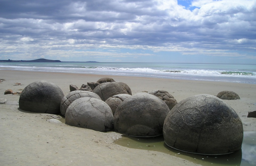 De Moeraki Boulders aan de North Otago Kust, Nieuw Zeeland 