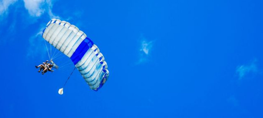 De mooiste locaties om te parachutespringen in Nederland