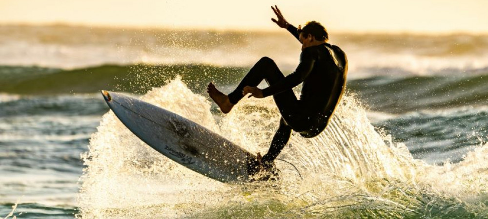 Zon, zee, strand én leren surfen deze zomer