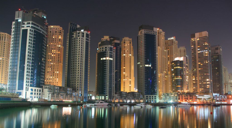 Gebouwen aan het water in Dubai