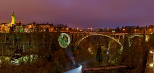 Nachtbeeld van de Adolfsbrug