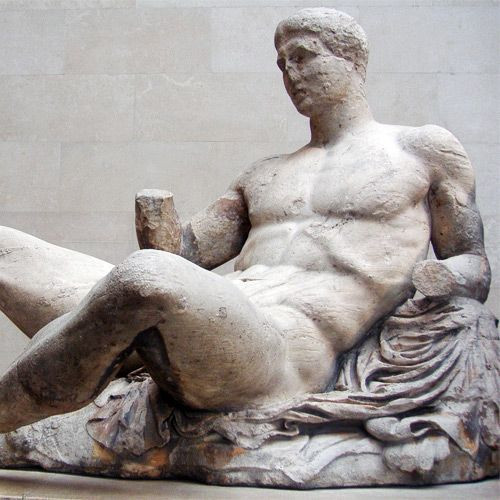 Antiek beeld in het Akropolis Museum