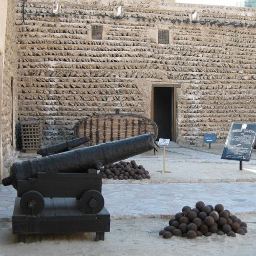 Kanon in het Al Fahidi-fort