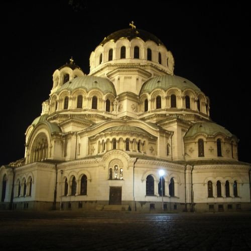 Nachtbeeld van de Alexander Nevski-kathedraal