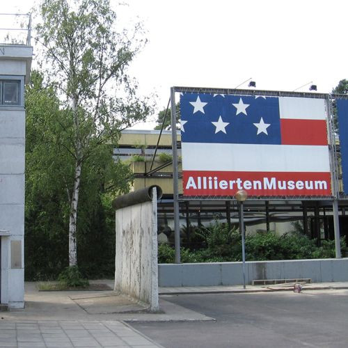 Ingang van het Alliierten Museum