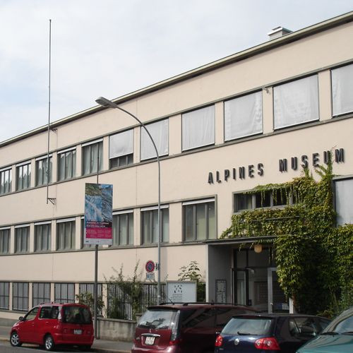 Vooraanzicht van het Zwitsers Alpenmuseum