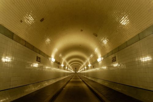 Binnen in de Alter Elbtunnel