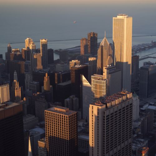 Het Aon Center in de schaduw