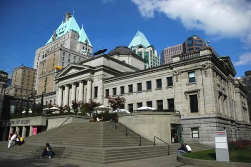 Voorkant van de Vancouver Art Gallery