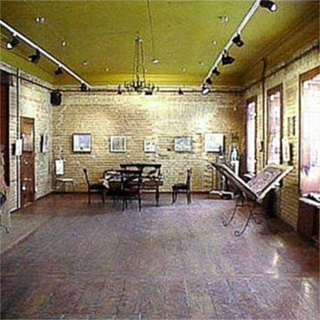 Binnen in de ARTEast Gallery