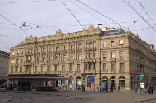 Gebouw langs de Bahnhofstrasse en Paradeplatz