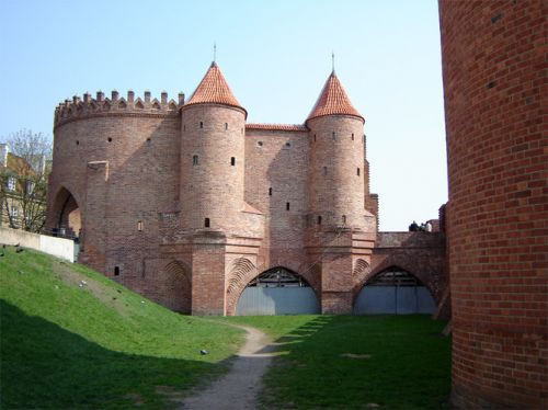 Zijkant van het Barbakan