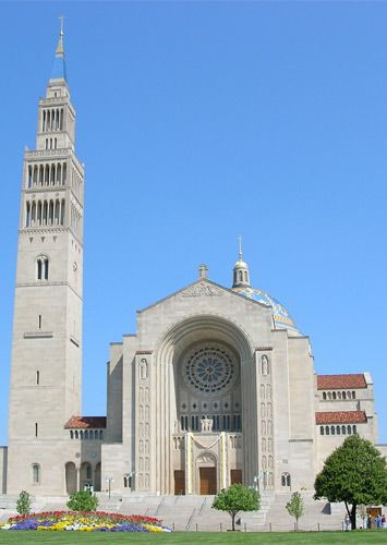 Voorkant van de Basilica of the National Shrine of the Immaculate Conception