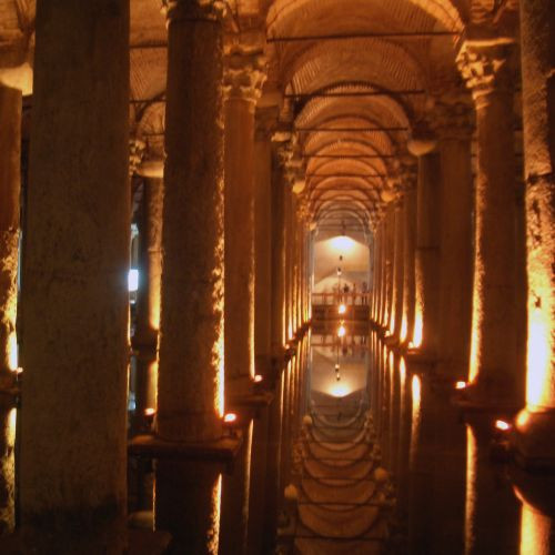Binnen in de Basilica Cisterne