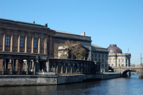 Alte Nationalgalerie van over het water