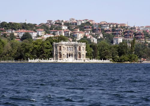 Vergezicht op het Beylerbeyi Paleis