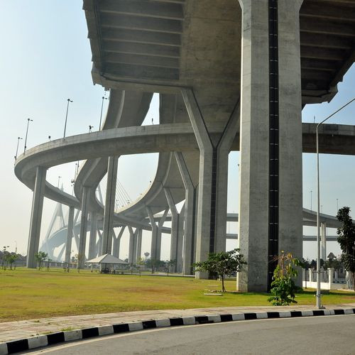 Onder de Bhumibol brug