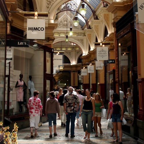 Wandelaars in de Block Arcade