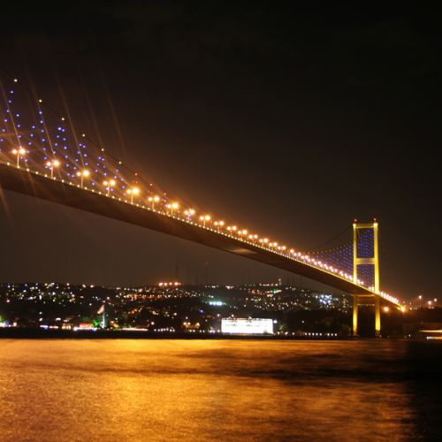 Nachtbeeld van de Bosporusbrug