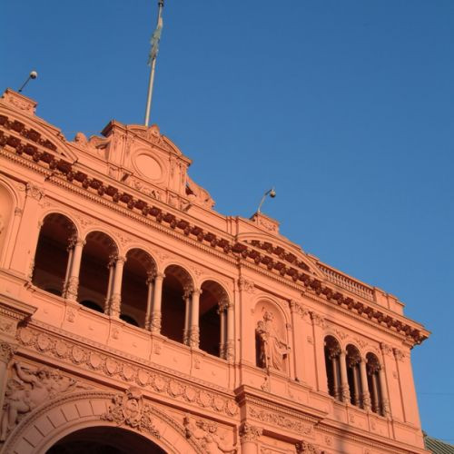 Onder aan het Casa Rosada