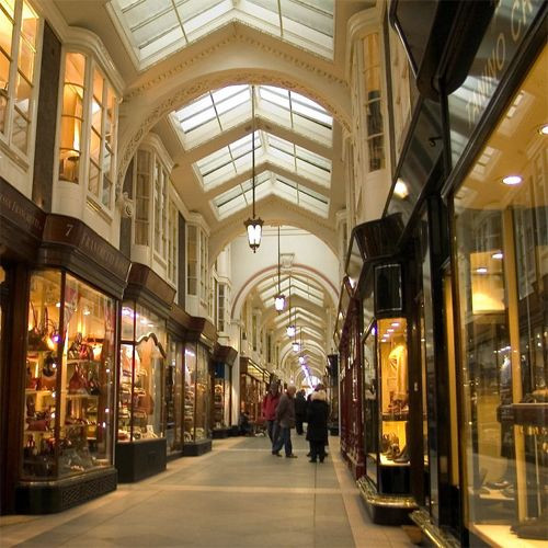 Binnen in de Burlington Arcade