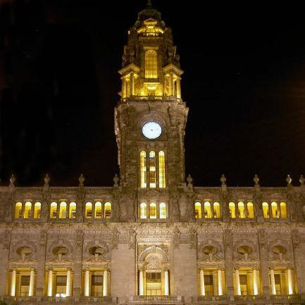 Nachtbeeld van het Câmara Municipal do Porto