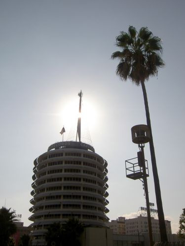 Zon boven de Capitol Records Tower