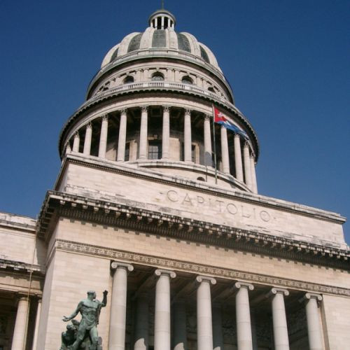 Onder aan El Capitolio Nacional