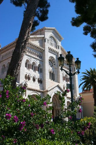 Zijaanzicht van de Kathedraal van Monaco