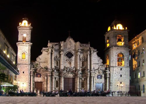 Nachtbeeld op de kathedraal in Havana