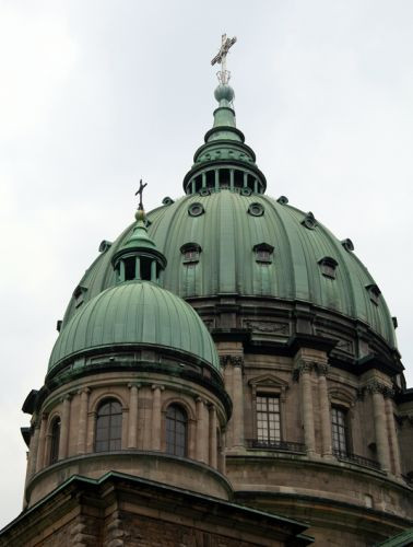 Onder aan de Cathédrale Marie Reine du Monde