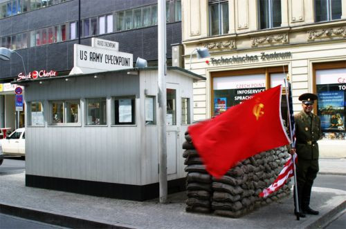 Sovjetsoldaat bij Checkpoint Charlie