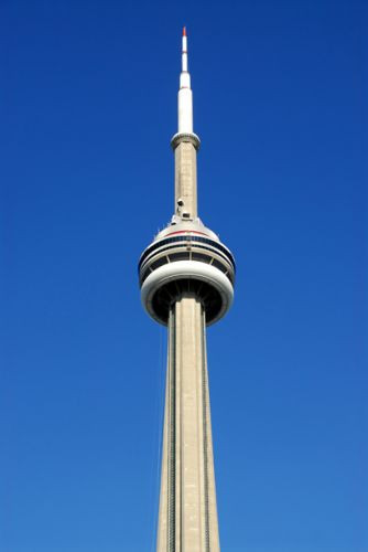 Onder de CN Tower