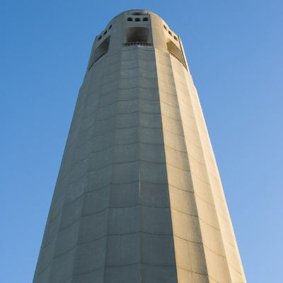 Onder aan de Coit Tower