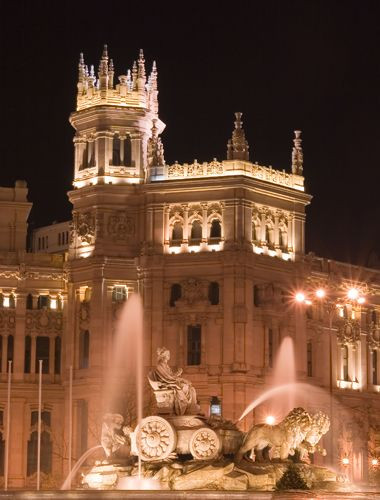 Nachtbeeld van het Palacio de Comunicaciones