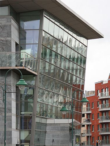 Schuine muur van het Cork Opera House