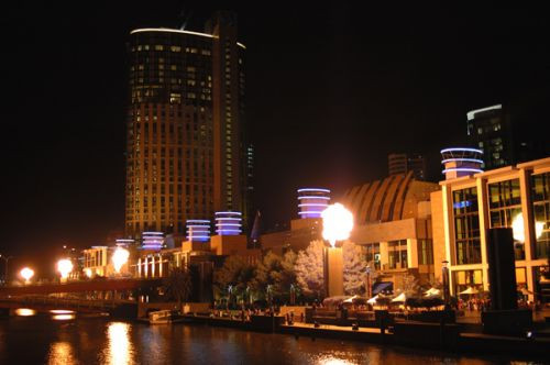 Nachtbeeld van het Crown Casino and Entertainment Complex