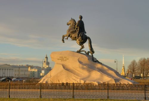 Schemerbeeld van het Decembristenplein