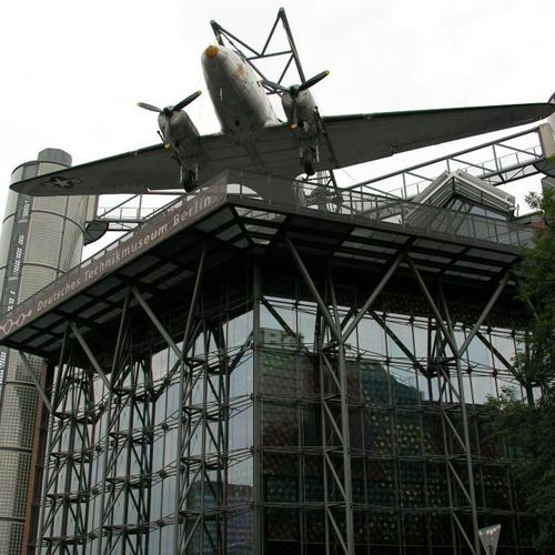 Vliegtuig boven het Technikmuseum